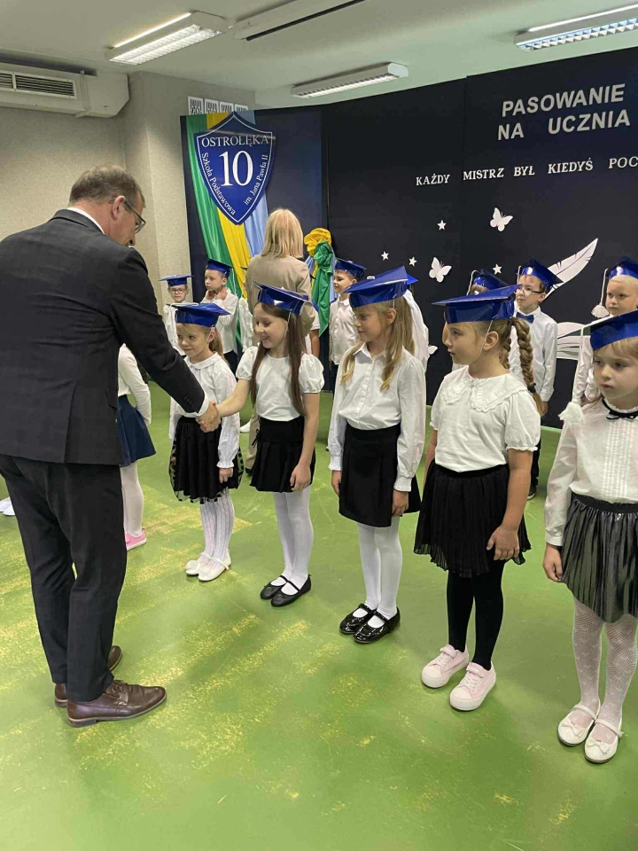 Pasowanie na ucznia w SP 10 w Ostrołęce 2025 - zdjęcie #42 - eOstroleka.pl