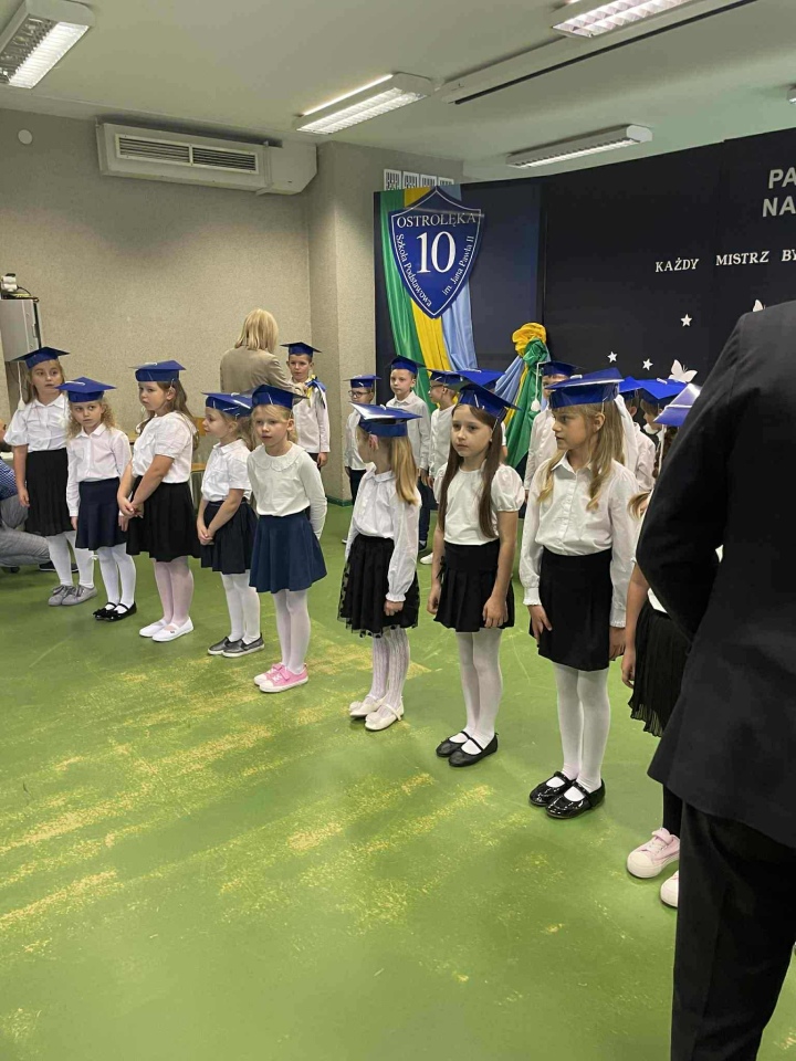 Pasowanie na ucznia w SP 10 w Ostrołęce 2025 - zdjęcie #29 - eOstroleka.pl