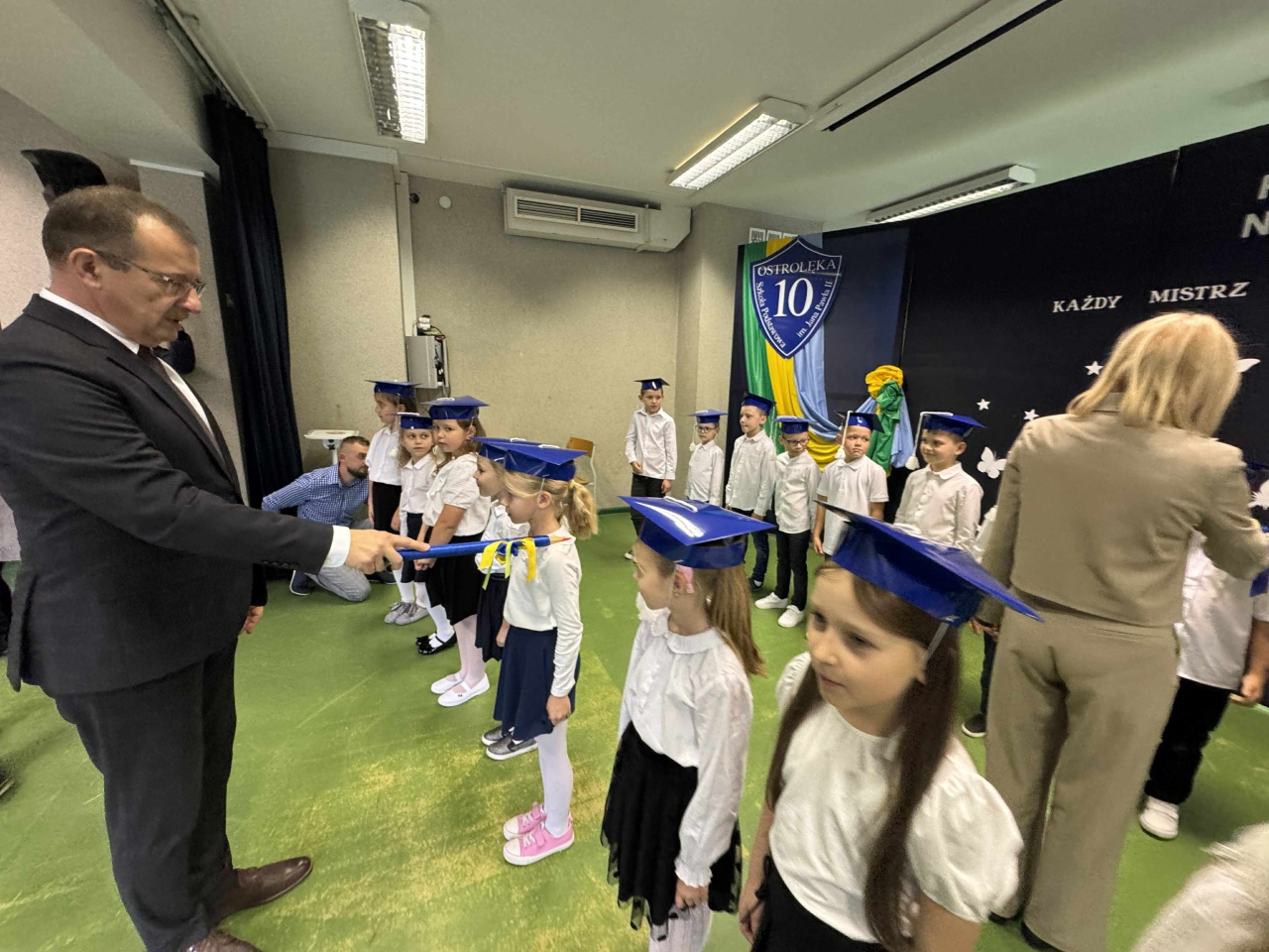 Pasowanie na ucznia w SP 10 w Ostrołęce 2025 - zdjęcie #19 - eOstroleka.pl