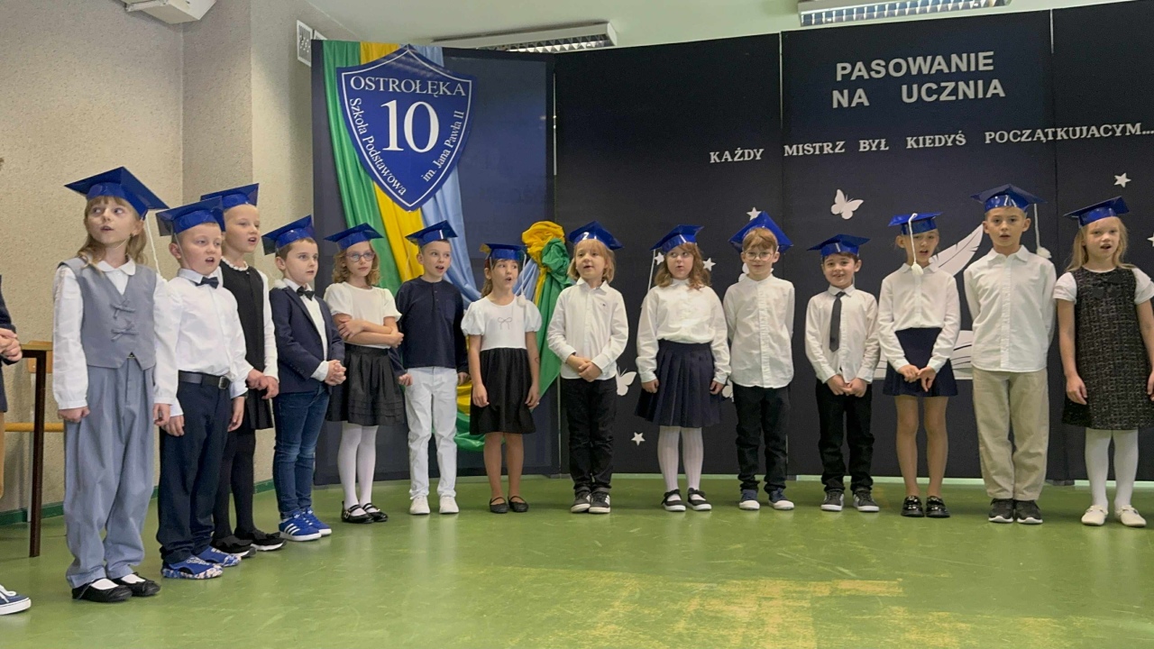 Pasowanie na ucznia w SP 10 w Ostrołęce 2025 - zdjęcie #16 - eOstroleka.pl