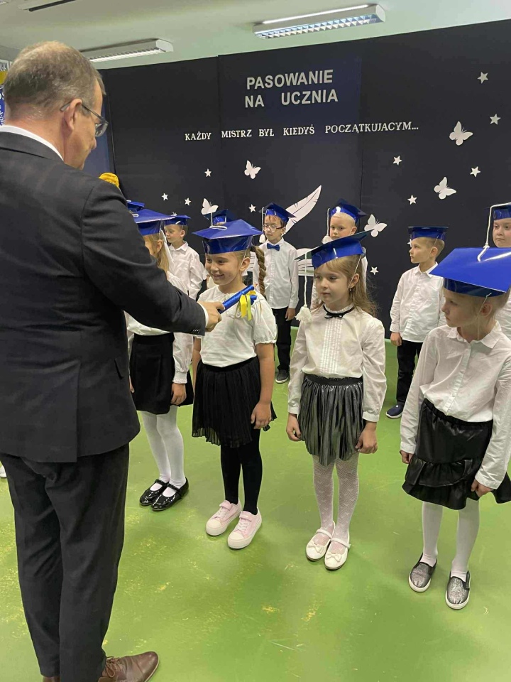 Pasowanie na ucznia w SP 10 w Ostrołęce 2025 - zdjęcie #12 - eOstroleka.pl