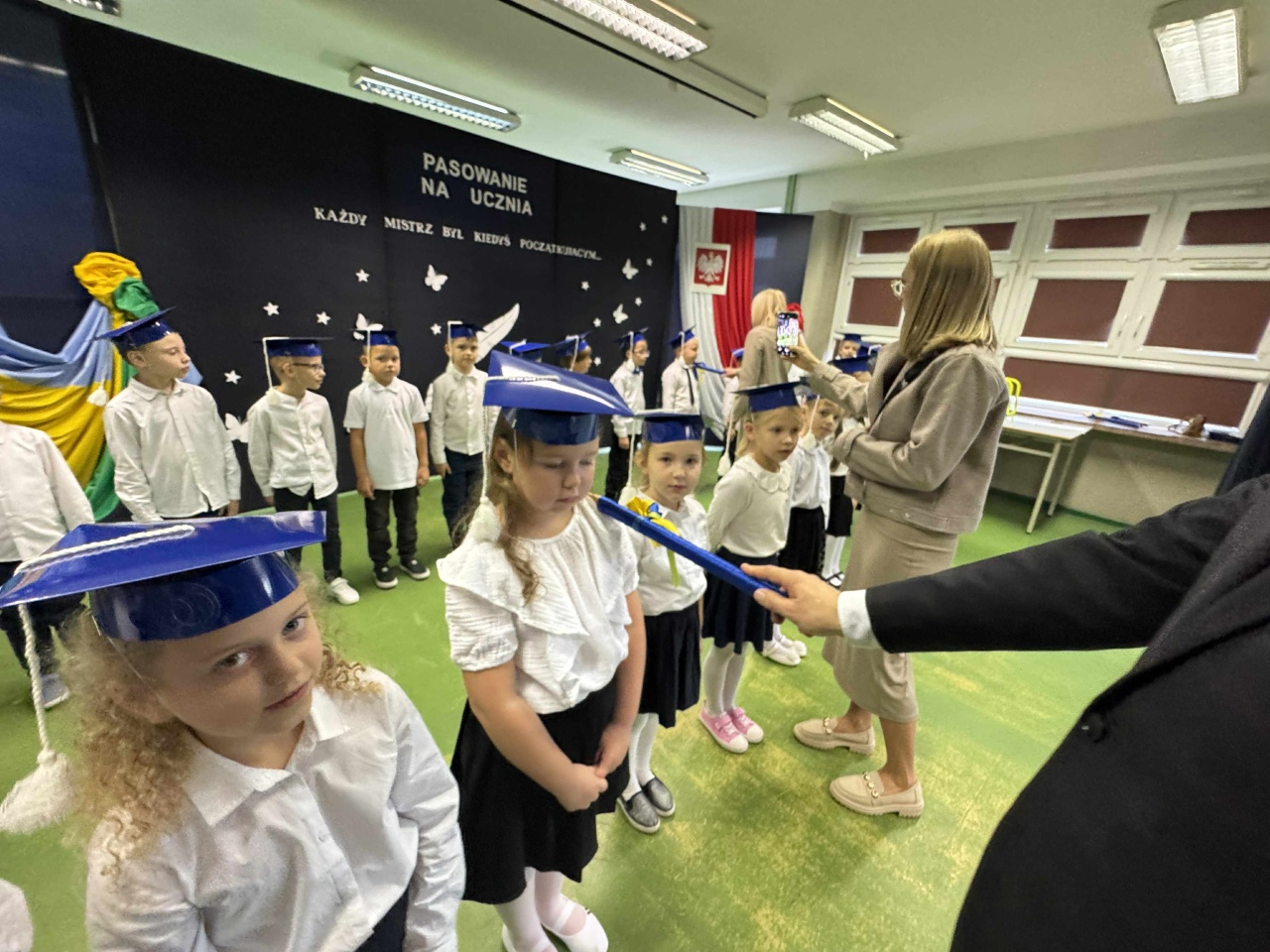 Pasowanie na ucznia w SP 10 w Ostrołęce 2025 - zdjęcie #10 - eOstroleka.pl
