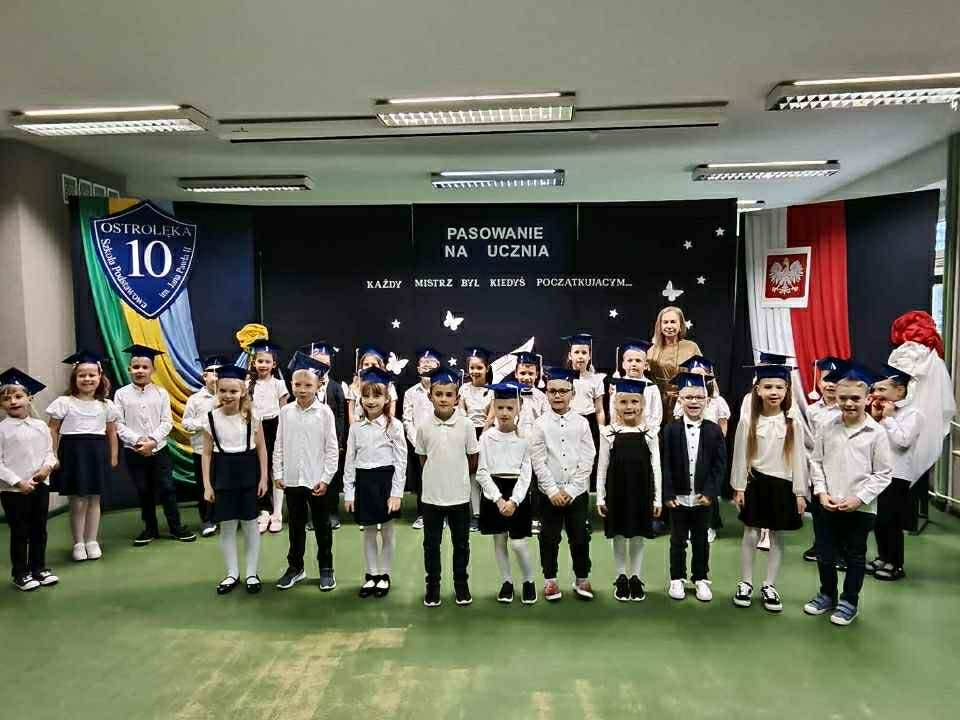 Pasowanie na ucznia w SP 10 w Ostrołęce 2025 - zdjęcie #9 - eOstroleka.pl