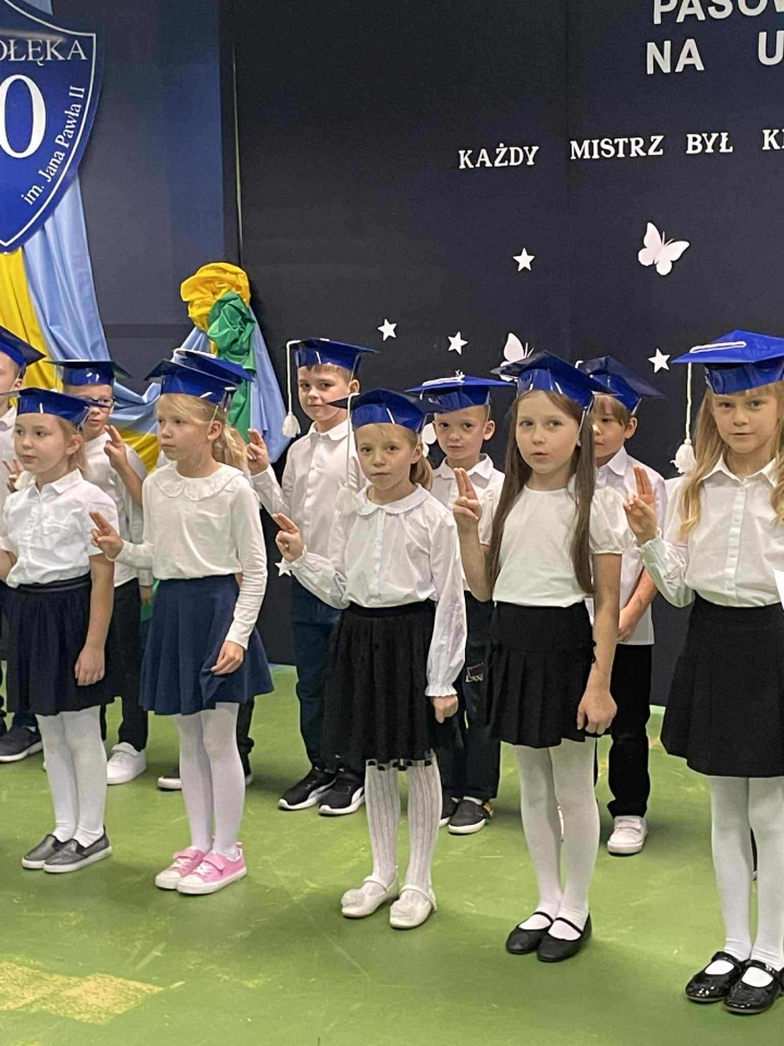 Pasowanie na ucznia w SP 10 w Ostrołęce 2025 - zdjęcie #8 - eOstroleka.pl