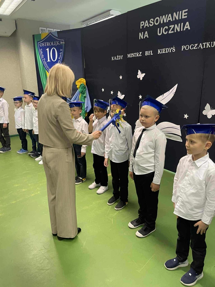 Pasowanie na ucznia w SP 10 w Ostrołęce 2025 - zdjęcie #7 - eOstroleka.pl