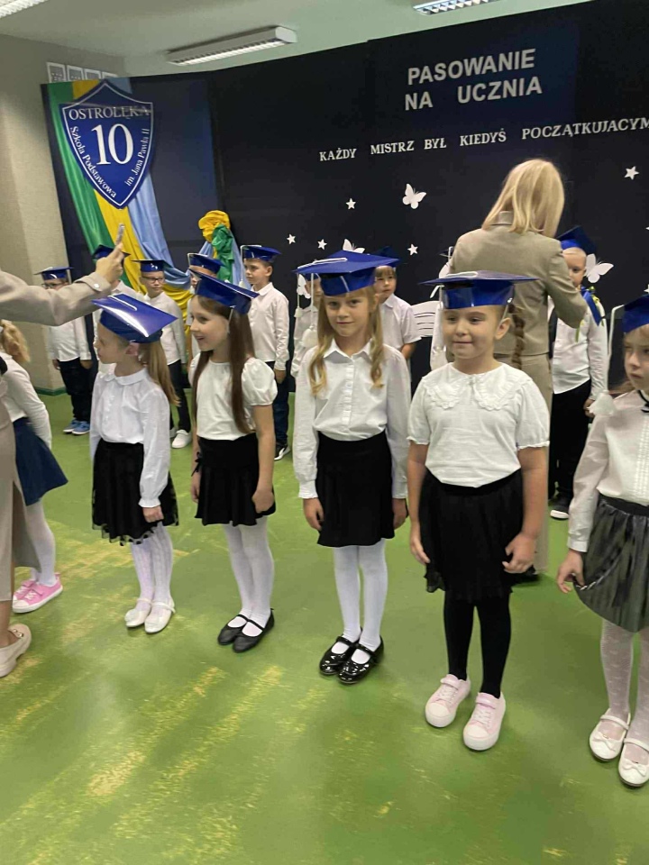 Pasowanie na ucznia w SP 10 w Ostrołęce 2025 - zdjęcie #5 - eOstroleka.pl