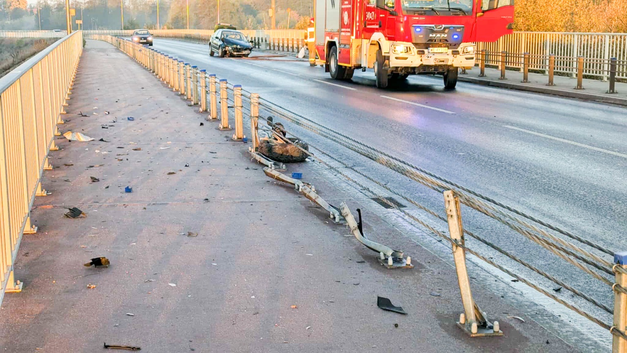 Wypadek na moście kard. Wyszyńskiego [19.10.2025] - zdjęcie #24 - eOstroleka.pl