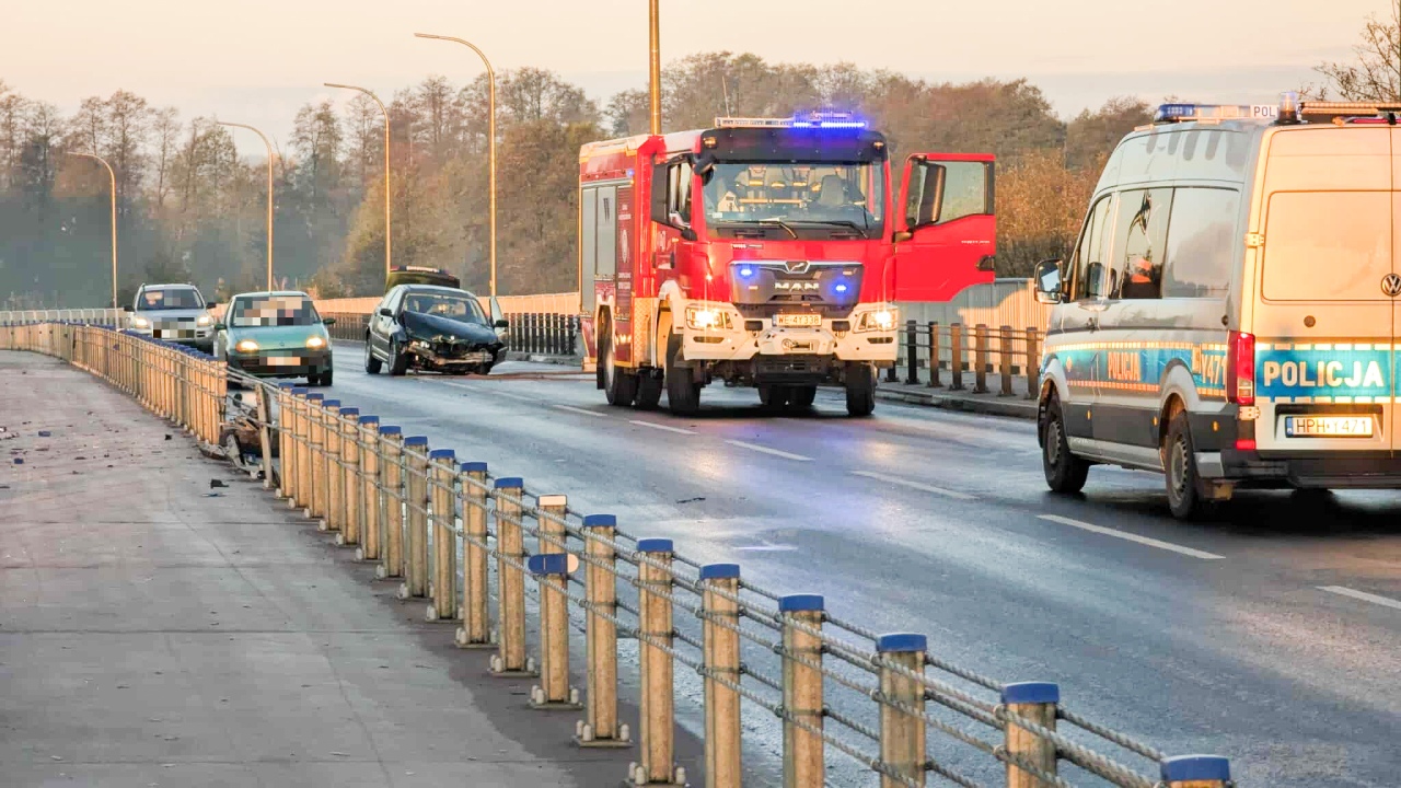 Wypadek na moście kard. Wyszyńskiego [19.10.2025] - zdjęcie #22 - eOstroleka.pl