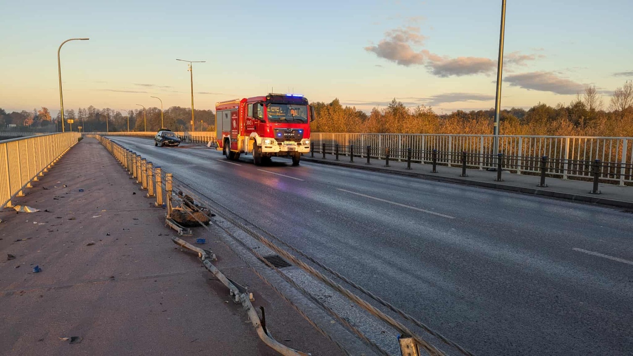 Wypadek na moście kard. Wyszyńskiego [19.10.2025] - zdjęcie #10 - eOstroleka.pl
