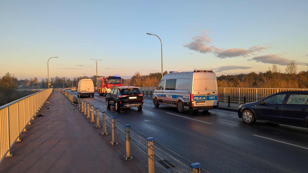 Wypadek na moście kard. Wyszyńskiego [19.10.2025] - zdjęcie #7 - eOstroleka.pl