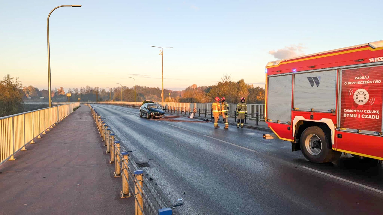 Wypadek na moście kard. Wyszyńskiego [19.10.2025] - zdjęcie #4 - eOstroleka.pl