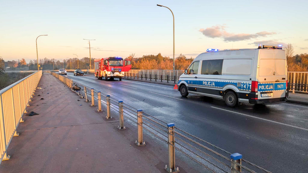 Wypadek na moście kard. Wyszyńskiego [19.10.2025] - zdjęcie #3 - eOstroleka.pl
