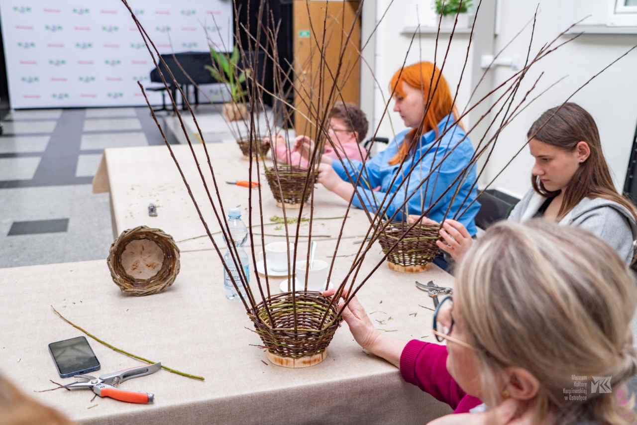Warsztaty plecionkarskie w Muzeum Kultury Kurpiowskiej [20.10.2025] - zdjęcie #14 - eOstroleka.pl