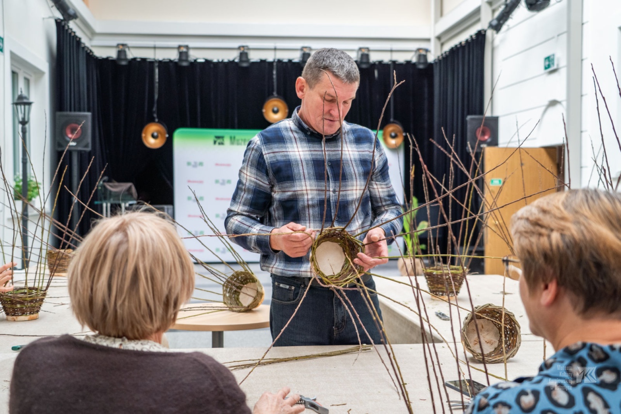 Warsztaty plecionkarskie w Muzeum Kultury Kurpiowskiej [20.10.2025] - zdjęcie #13 - eOstroleka.pl