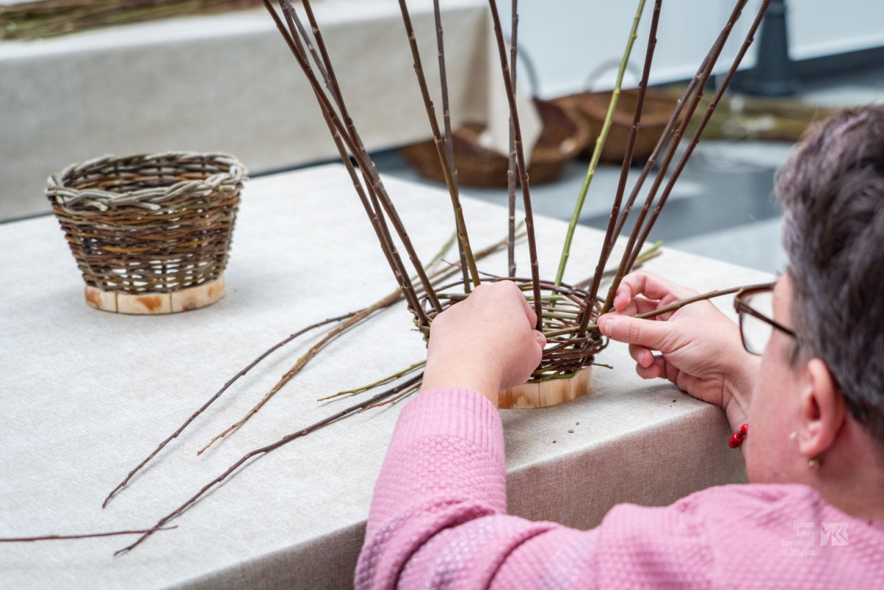 Warsztaty plecionkarskie w Muzeum Kultury Kurpiowskiej [20.10.2025] - zdjęcie #9 - eOstroleka.pl