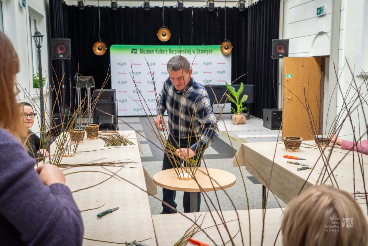 Warsztaty plecionkarskie w Muzeum Kultury Kurpiowskiej [20.10.2025] - zdjęcie #8 - eOstroleka.pl
