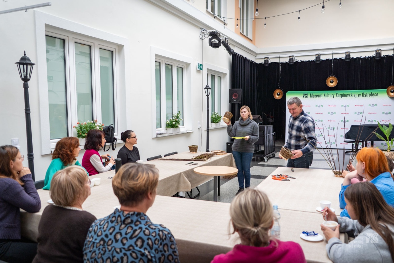 Warsztaty plecionkarskie w Muzeum Kultury Kurpiowskiej [20.10.2025] - zdjęcie #7 - eOstroleka.pl