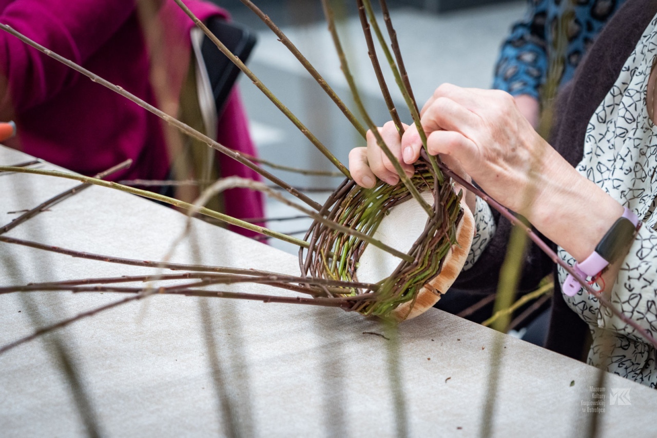 Warsztaty plecionkarskie w Muzeum Kultury Kurpiowskiej [20.10.2025] - zdjęcie #6 - eOstroleka.pl
