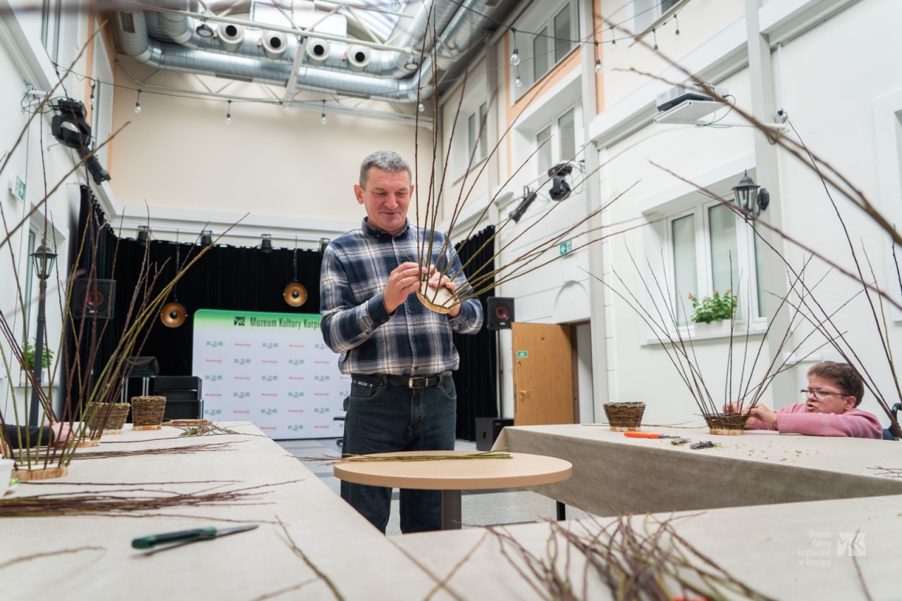 Warsztaty plecionkarskie w Muzeum Kultury Kurpiowskiej [20.10.2025] - zdjęcie #4 - eOstroleka.pl