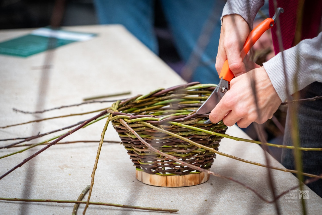 Warsztaty plecionkarskie w Muzeum Kultury Kurpiowskiej [20.10.2025] - zdjęcie #3 - eOstroleka.pl