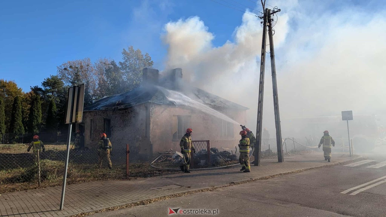 Pożar pustostanu na Kickiego [21.10.2025] - zdjęcie #19 - eOstroleka.pl