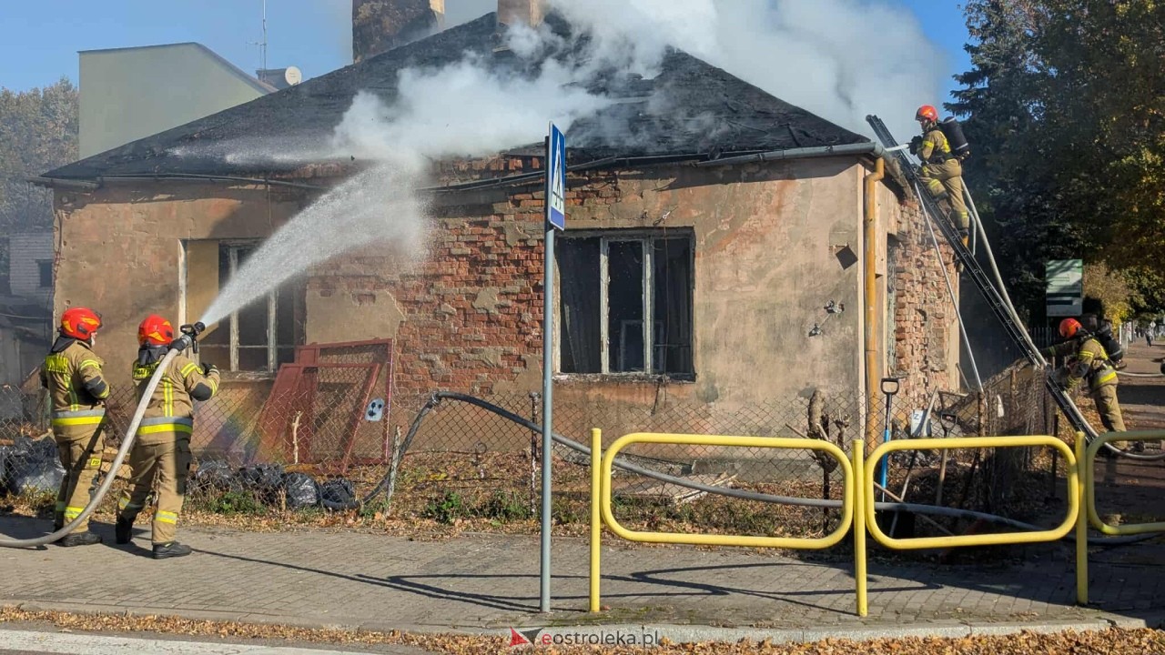 Pożar pustostanu na Kickiego [21.10.2025] - zdjęcie #18 - eOstroleka.pl