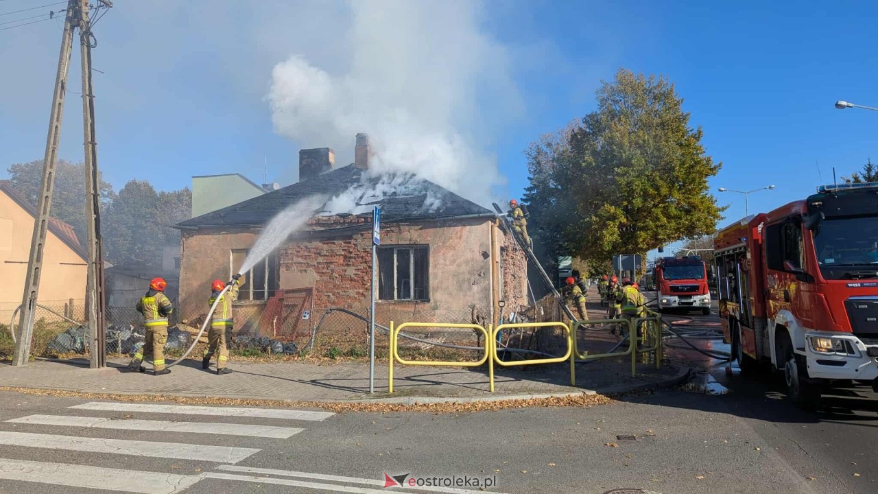 Pożar pustostanu na Kickiego [21.10.2025] - zdjęcie #17 - eOstroleka.pl