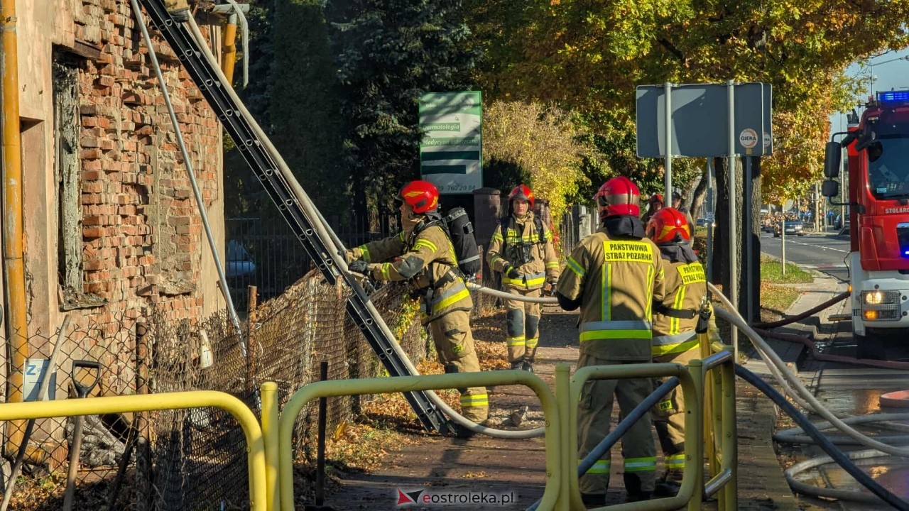 Pożar pustostanu na Kickiego [21.10.2025] - zdjęcie #15 - eOstroleka.pl