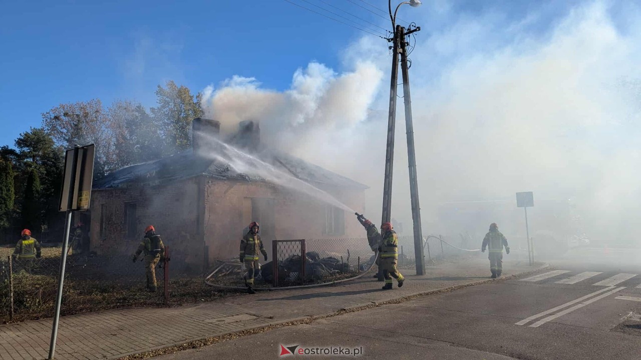 Pożar pustostanu na Kickiego [21.10.2025] - zdjęcie #14 - eOstroleka.pl