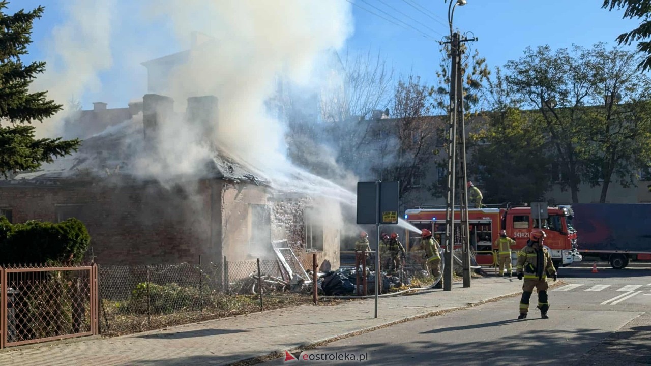Pożar pustostanu na Kickiego [21.10.2025] - zdjęcie #13 - eOstroleka.pl