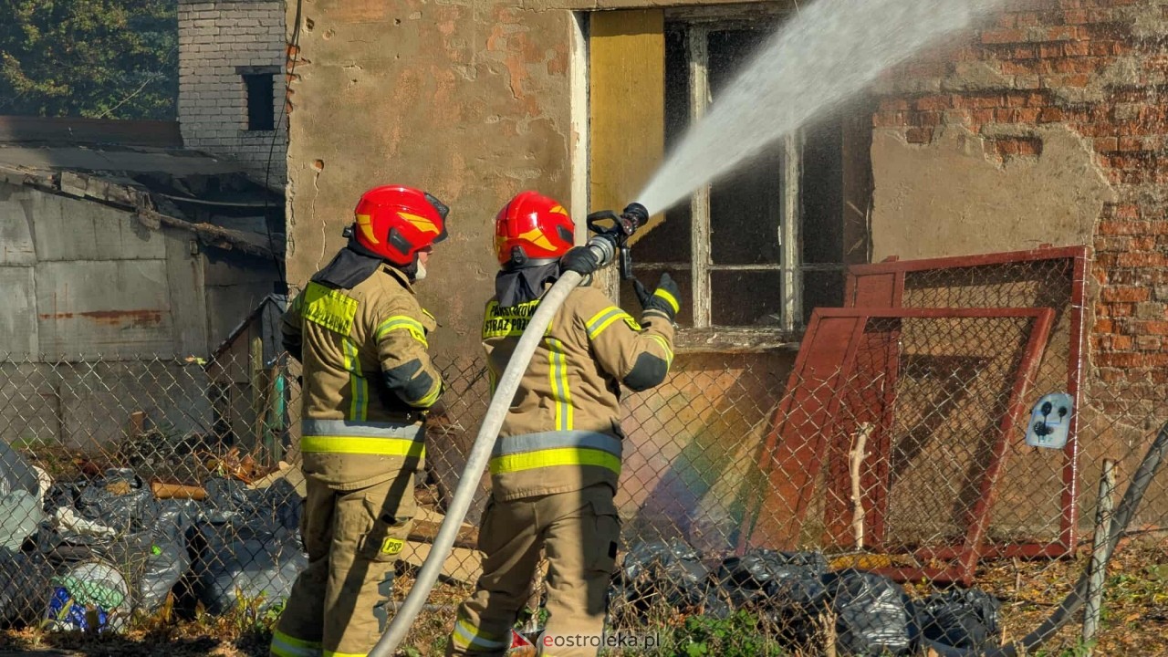 Pożar pustostanu na Kickiego [21.10.2025] - zdjęcie #12 - eOstroleka.pl