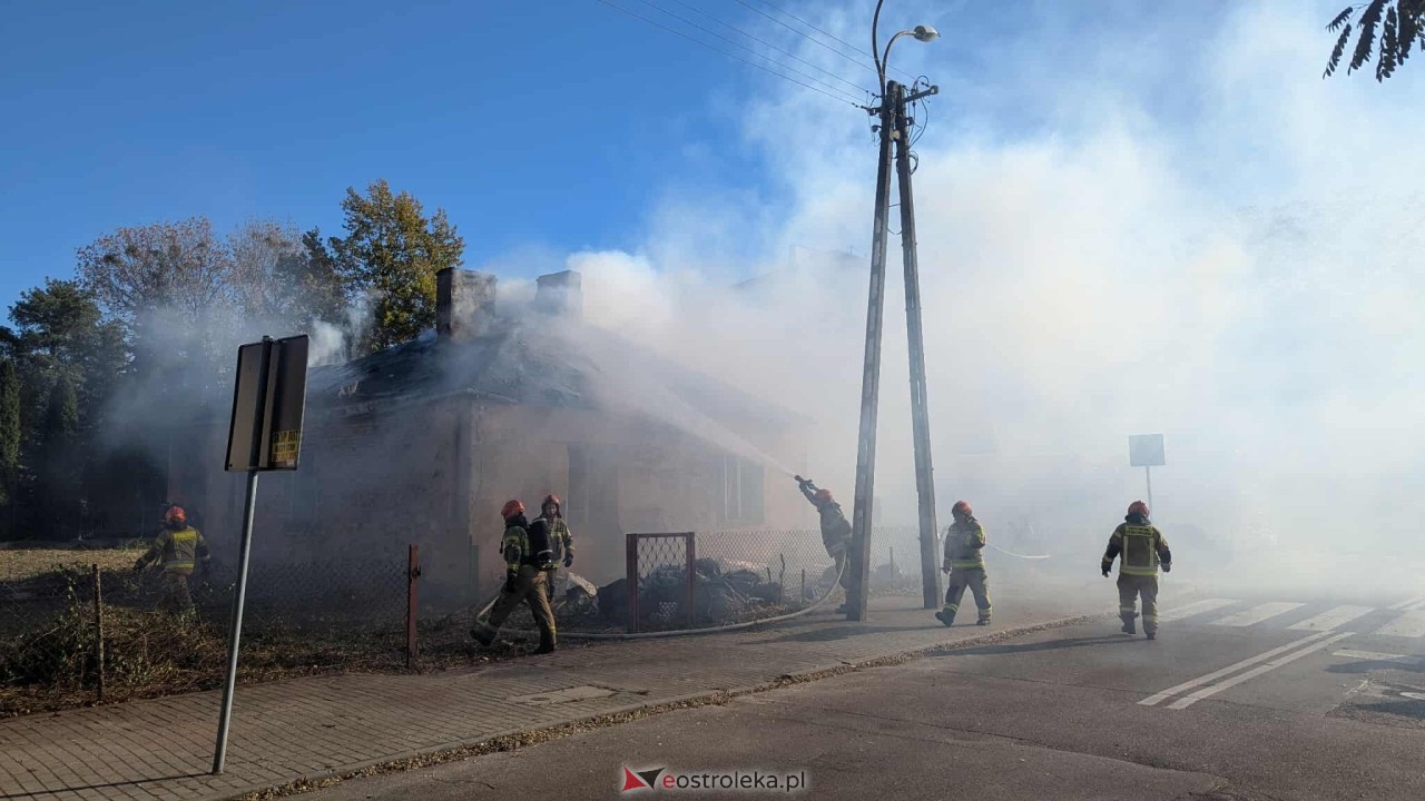 Pożar pustostanu na Kickiego [21.10.2025] - zdjęcie #11 - eOstroleka.pl