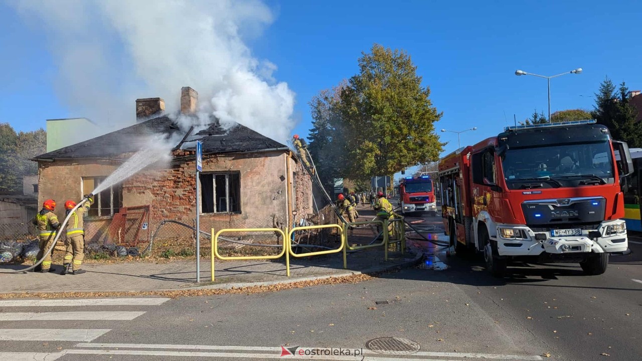 Pożar pustostanu na Kickiego [21.10.2025] - zdjęcie #10 - eOstroleka.pl