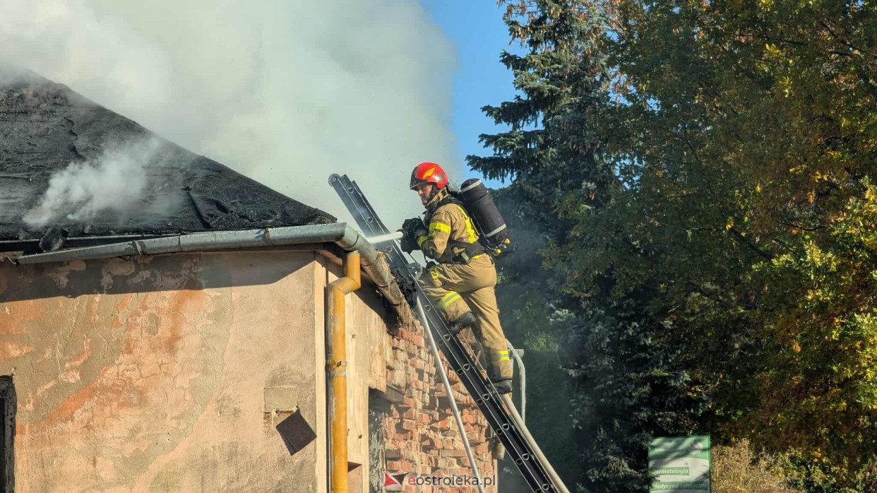 Pożar pustostanu na Kickiego [21.10.2025] - zdjęcie #9 - eOstroleka.pl