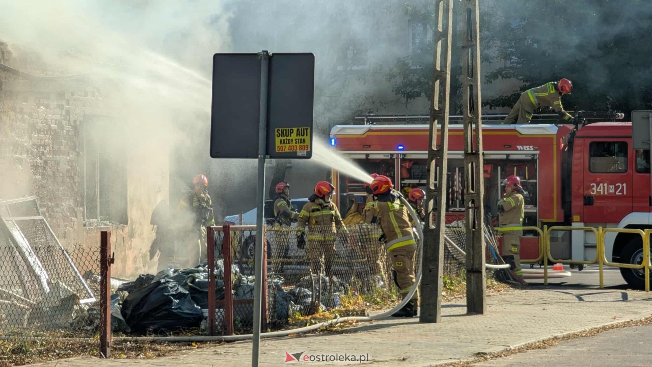 Pożar pustostanu na Kickiego [21.10.2025] - zdjęcie #8 - eOstroleka.pl