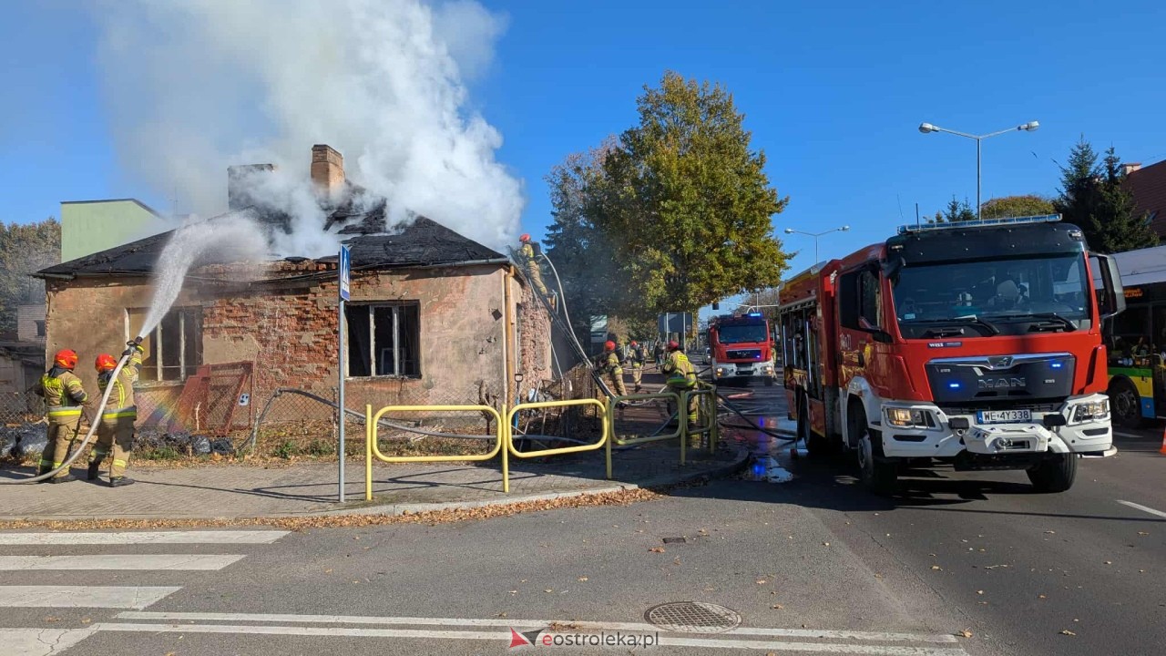 Pożar pustostanu na Kickiego [21.10.2025] - zdjęcie #7 - eOstroleka.pl