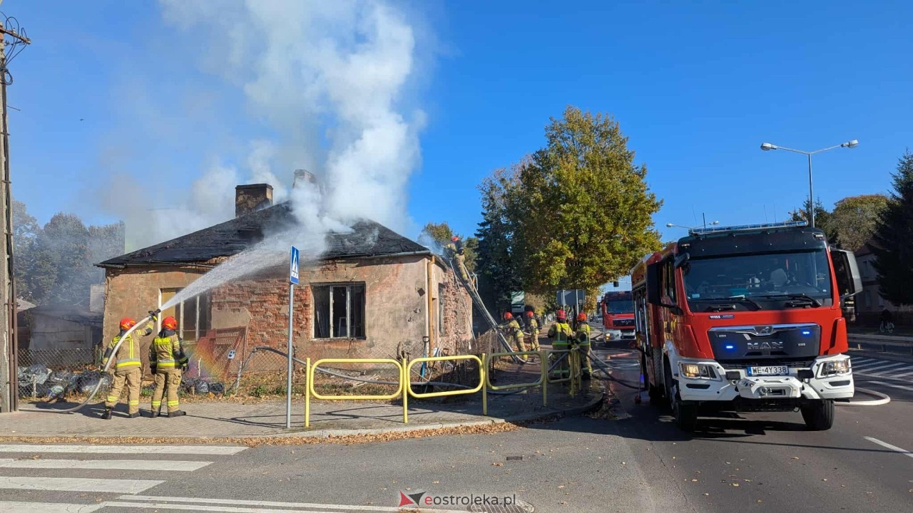 Pożar pustostanu na Kickiego [21.10.2025] - zdjęcie #6 - eOstroleka.pl