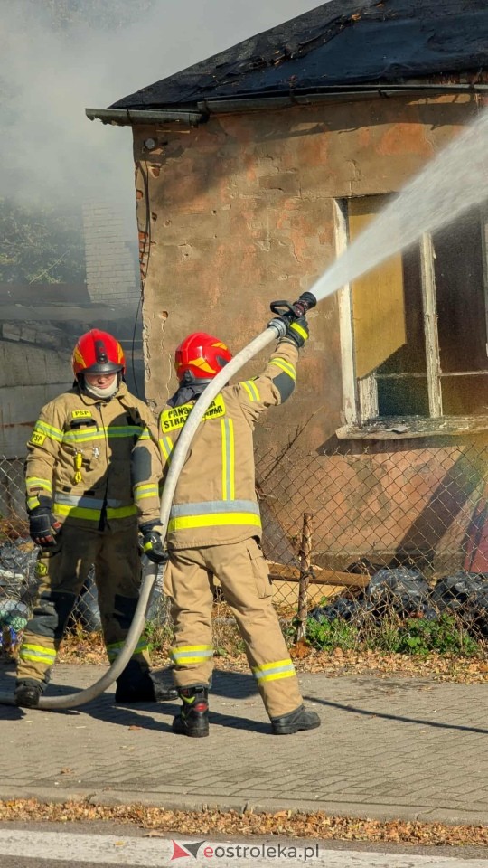 Pożar pustostanu na Kickiego [21.10.2025] - zdjęcie #5 - eOstroleka.pl