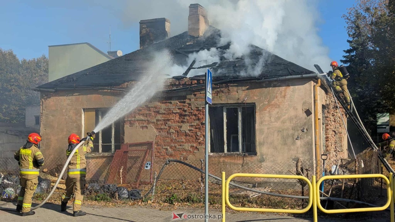 Pożar pustostanu na Kickiego [21.10.2025] - zdjęcie #4 - eOstroleka.pl