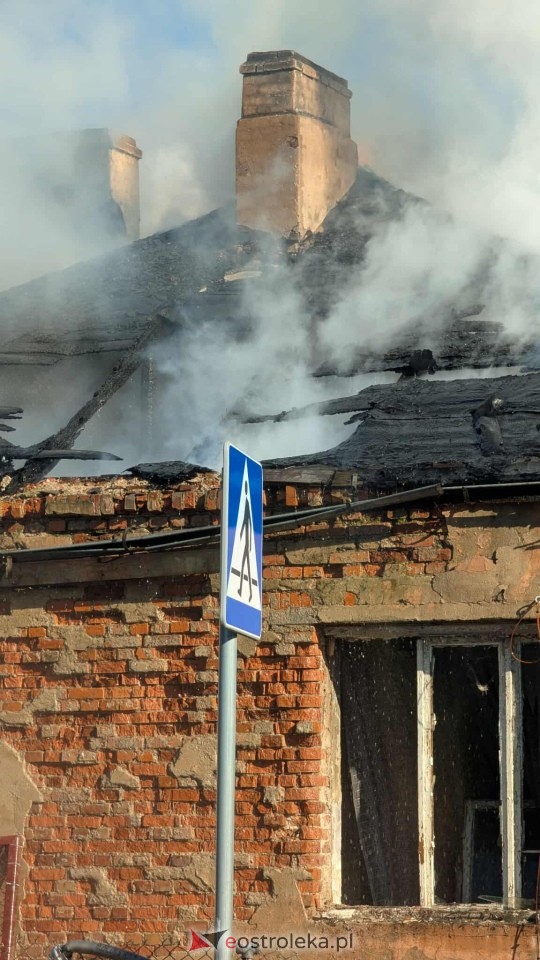 Pożar pustostanu na Kickiego [21.10.2025] - zdjęcie #2 - eOstroleka.pl