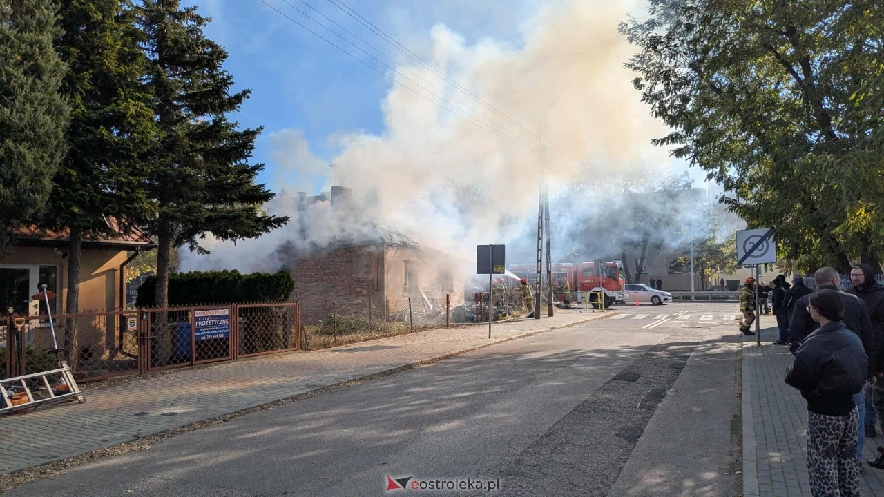 Pożar pustostanu na Kickiego [21.10.2025] - zdjęcie #1 - eOstroleka.pl