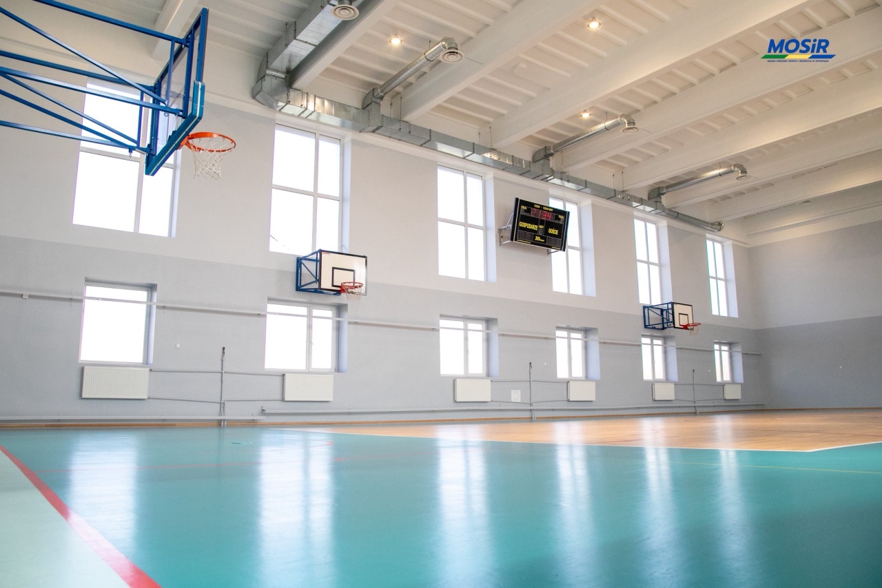 Sportowy blask po latach! Sala gimnastyczna ZSZ nr 1 w Ostrołęce przeszła kompleksowy remont [21.10.2025] - zdjęcie #24 - eOstroleka.pl