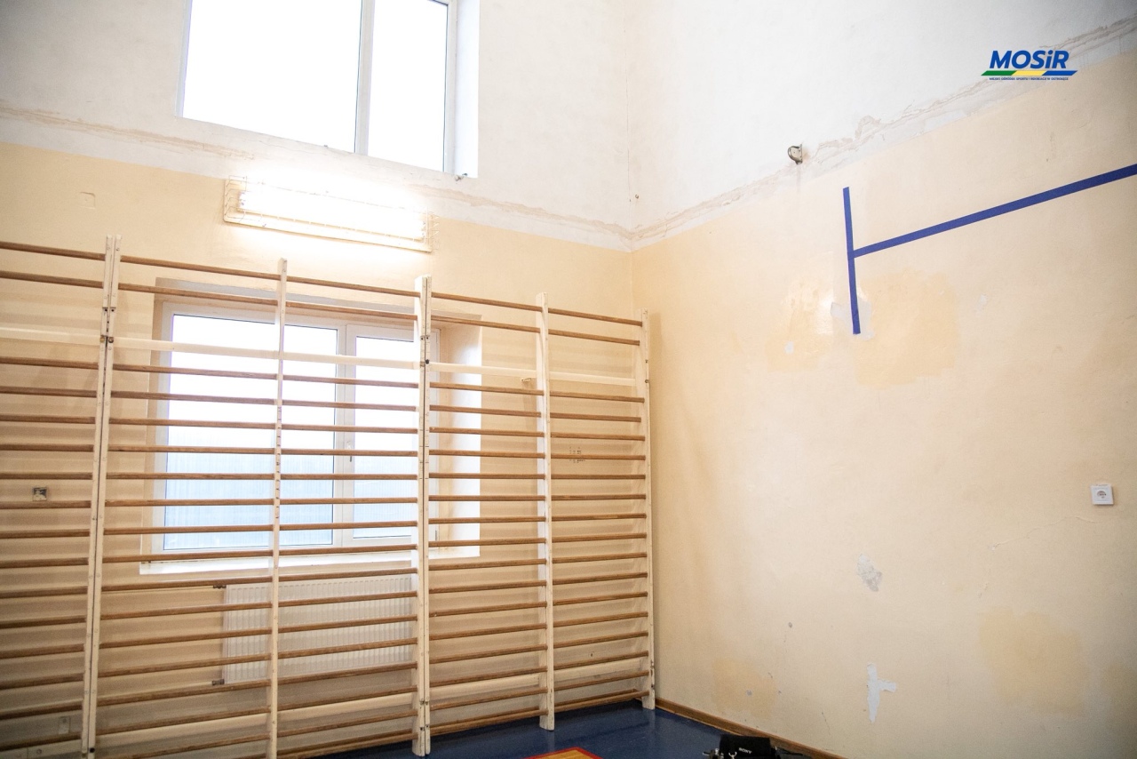 Sportowy blask po latach! Sala gimnastyczna ZSZ nr 1 w Ostrołęce przeszła kompleksowy remont [21.10.2025] - zdjęcie #23 - eOstroleka.pl