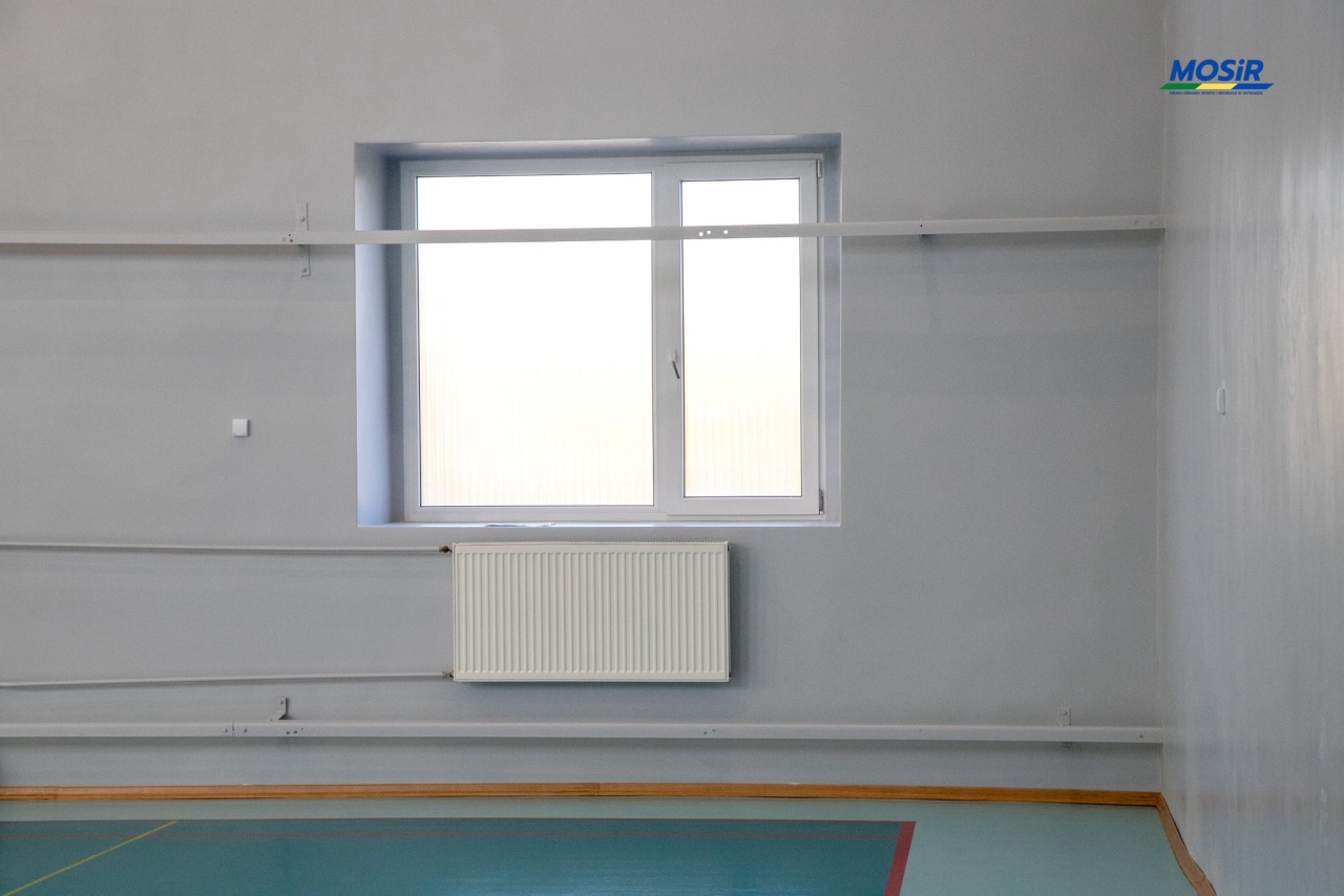 Sportowy blask po latach! Sala gimnastyczna ZSZ nr 1 w Ostrołęce przeszła kompleksowy remont [21.10.2025] - zdjęcie #22 - eOstroleka.pl