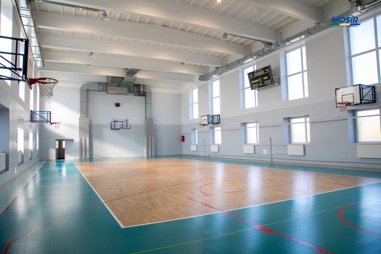 Sportowy blask po latach! Sala gimnastyczna ZSZ nr 1 w Ostrołęce przeszła kompleksowy remont [21.10.2025] - zdjęcie #19 - eOstroleka.pl