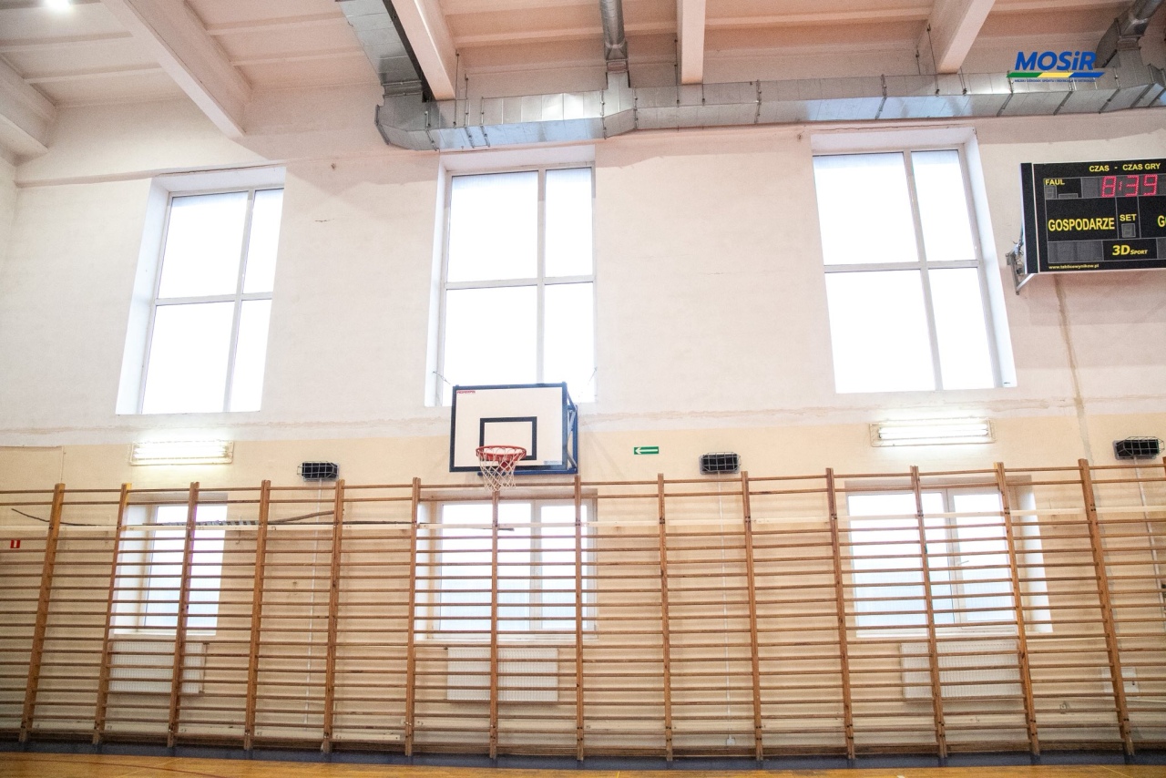Sportowy blask po latach! Sala gimnastyczna ZSZ nr 1 w Ostrołęce przeszła kompleksowy remont [21.10.2025] - zdjęcie #17 - eOstroleka.pl