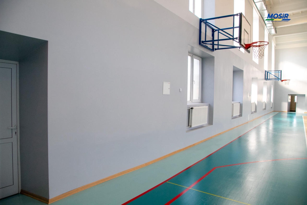 Sportowy blask po latach! Sala gimnastyczna ZSZ nr 1 w Ostrołęce przeszła kompleksowy remont [21.10.2025] - zdjęcie #15 - eOstroleka.pl