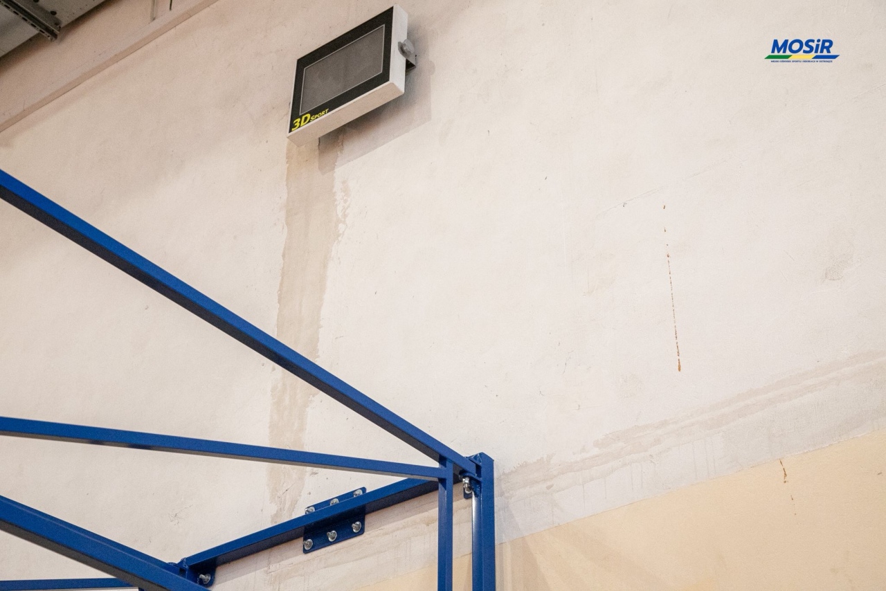 Sportowy blask po latach! Sala gimnastyczna ZSZ nr 1 w Ostrołęce przeszła kompleksowy remont [21.10.2025] - zdjęcie #14 - eOstroleka.pl