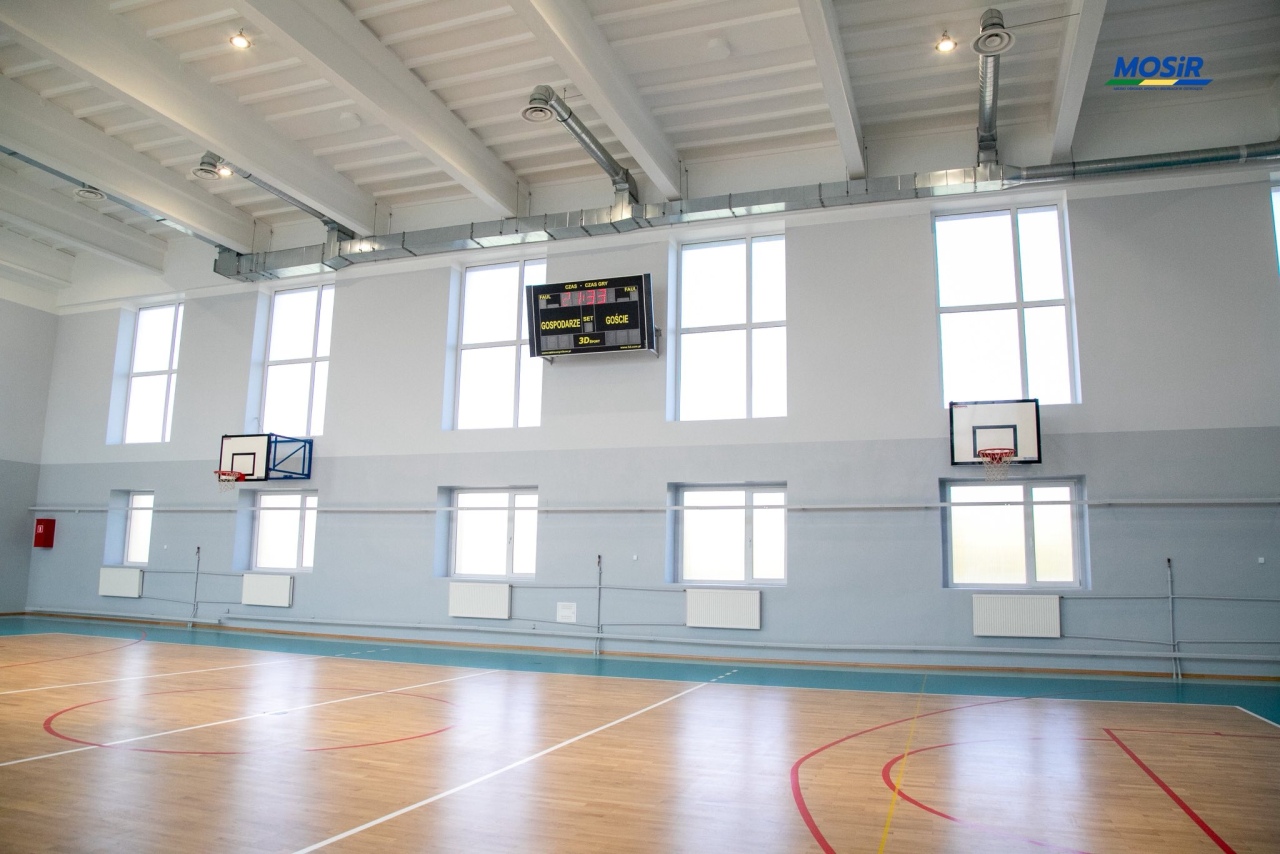 Sportowy blask po latach! Sala gimnastyczna ZSZ nr 1 w Ostrołęce przeszła kompleksowy remont [21.10.2025] - zdjęcie #9 - eOstroleka.pl