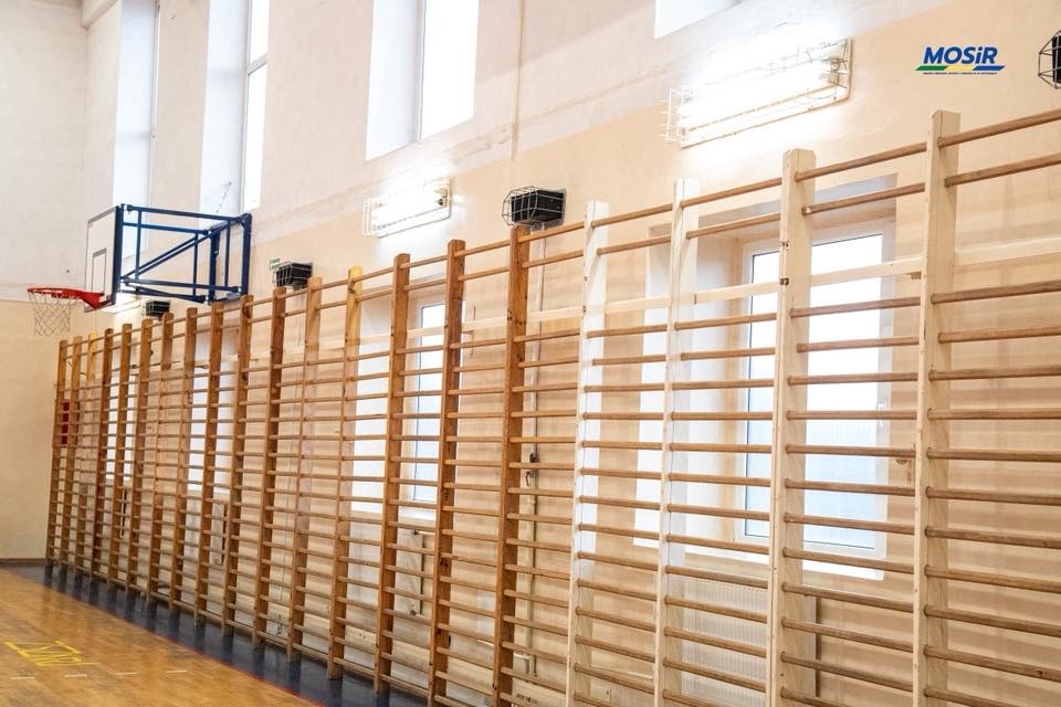 Sportowy blask po latach! Sala gimnastyczna ZSZ nr 1 w Ostrołęce przeszła kompleksowy remont [21.10.2025] - zdjęcie #6 - eOstroleka.pl
